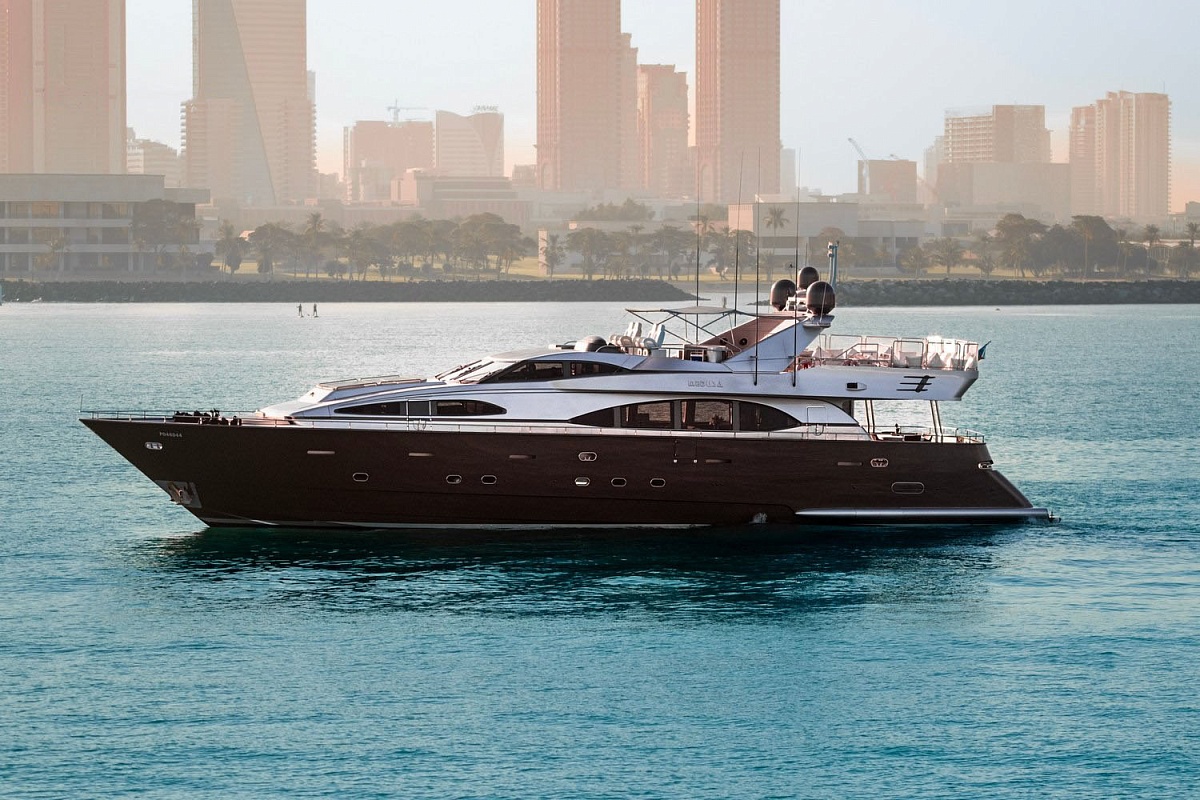 Аренда моторной яхты Azimut 100 Medusa в Дубае, ОАЭ
